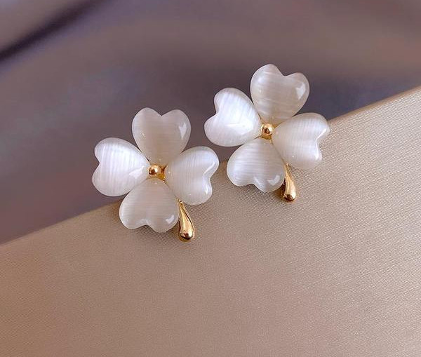 Ženske naušnice sa djetelinom sa četiri lista zlatne boje