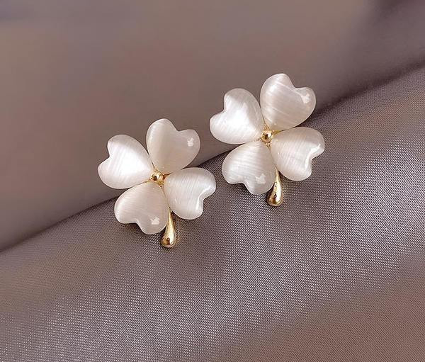 Ženske naušnice sa djetelinom sa četiri lista zlatne boje