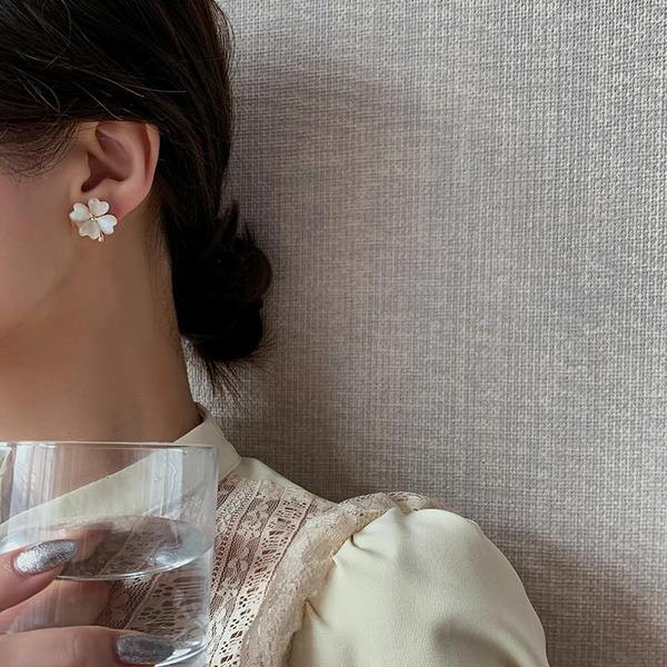 Ženske naušnice sa djetelinom sa četiri lista zlatne boje