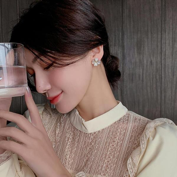 Ženske naušnice sa djetelinom sa četiri lista zlatne boje