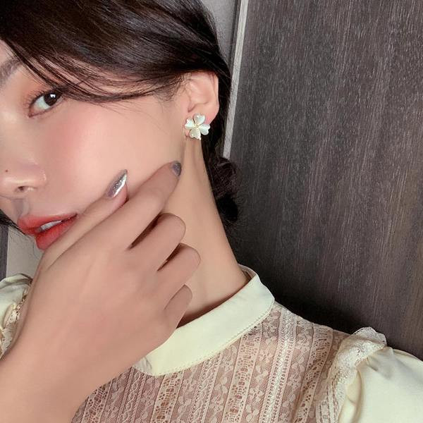 Ženske naušnice sa djetelinom sa četiri lista zlatne boje