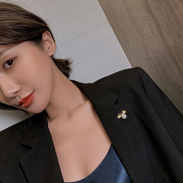 Moteriška sagė su akmenukais ir perlais