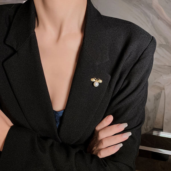 Moteriška sagė su akmenukais ir perlais