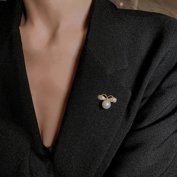 Moteriška sagė su akmenukais ir perlais