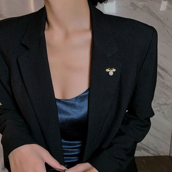 Moteriška sagė su akmenukais ir perlais