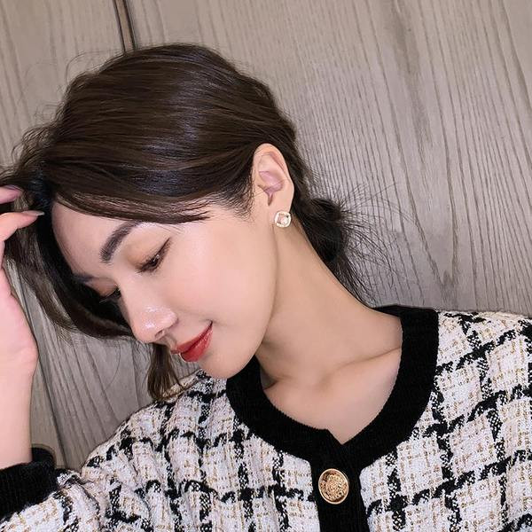 Male ženske naušnice zlatne boje sa biserima i kamenčićima