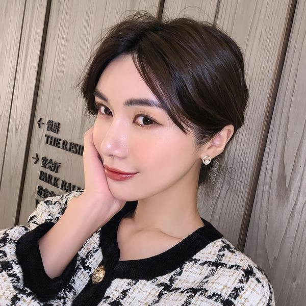 Male ženske naušnice zlatne boje sa biserima i kamenčićima