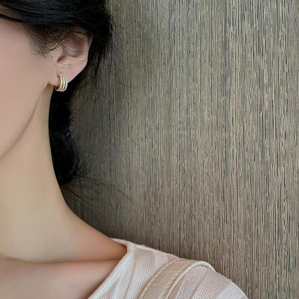 Дамски обеци с камъни - златист цвят 