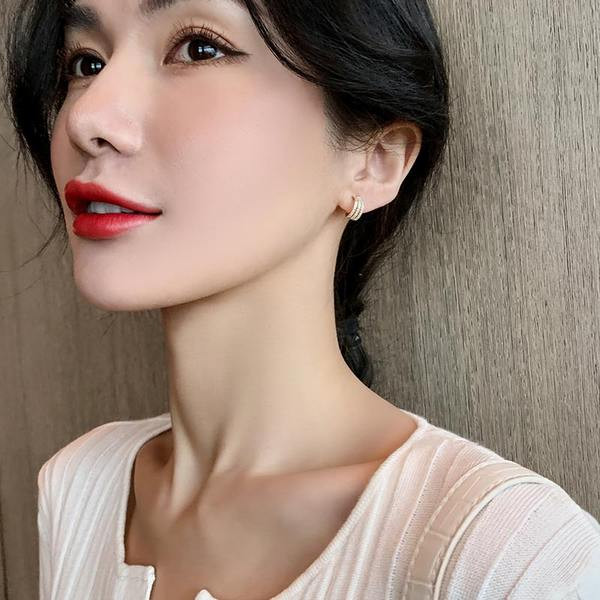 Дамски обеци с камъни - златист цвят 