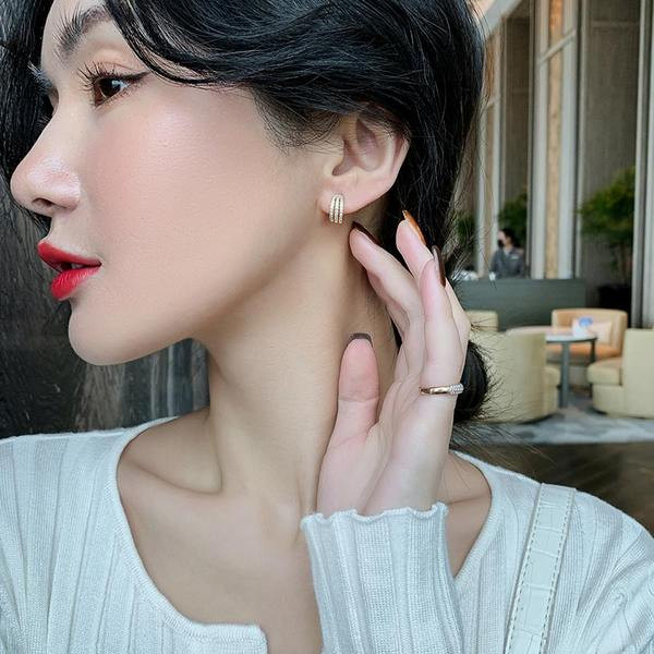 Дамски обеци с камъни - златист цвят 