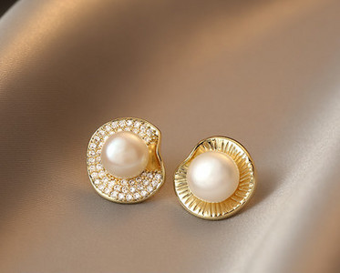 Γυναικεία σκουλαρίκια με μη τυποποιημένο σχήμα με πέτρες και πέρλες