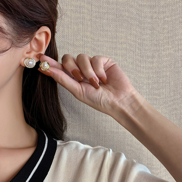 Γυναικεία σκουλαρίκια με μη τυποποιημένο σχήμα με πέτρες και πέρλες