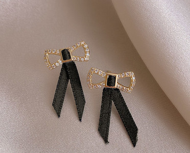 Ženske naušnice u obliku trake sa kamenčićima