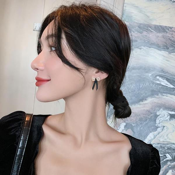 Ženske naušnice u obliku trake sa kamenčićima