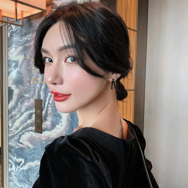 Ženske naušnice u obliku trake sa kamenčićima