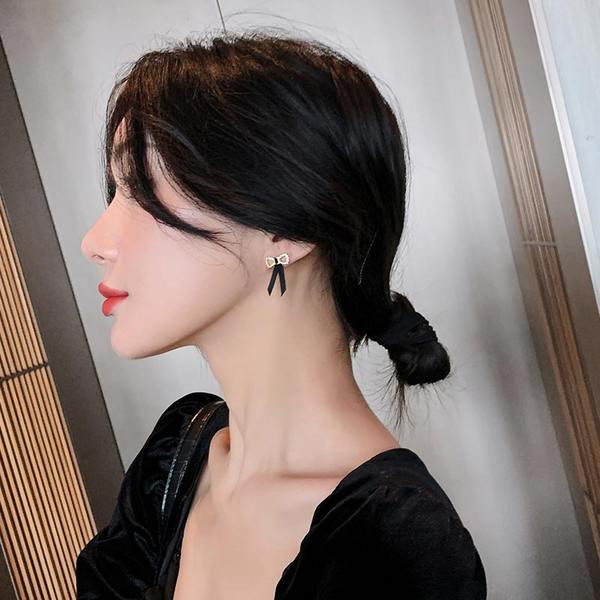 Ženske naušnice u obliku trake sa kamenčićima