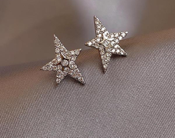 Ležerne ženske naušnice u obliku zvijezde