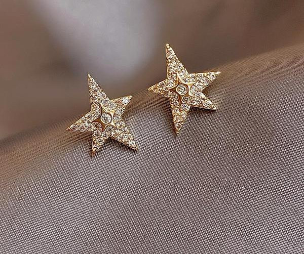 Ležerne ženske naušnice u obliku zvijezde