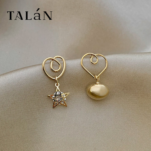 Moderne ženske naušnice sa dvije vrste privjesaka u zlatnoj boji