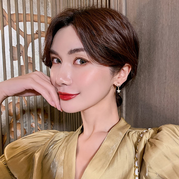 Moderne ženske naušnice sa dvije vrste privjesaka u zlatnoj boji