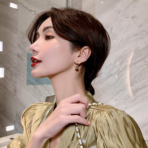 Moderne ženske naušnice sa dvije vrste privjesaka u zlatnoj boji