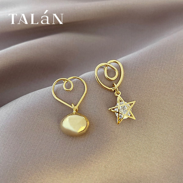 Moderne ženske naušnice sa dvije vrste privjesaka u zlatnoj boji