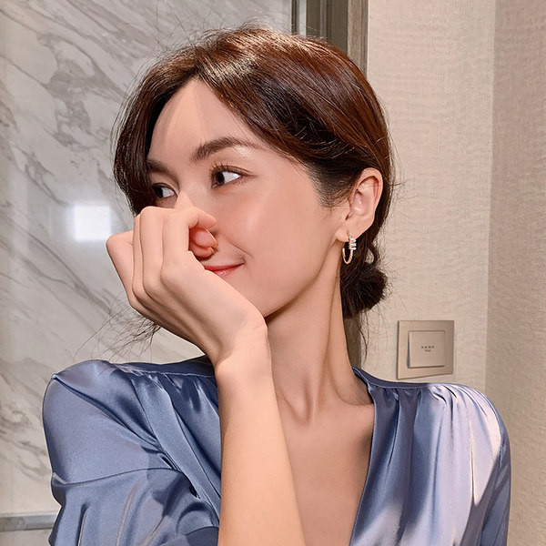 Ženske naušnice tipa prstenje s kamenčićima