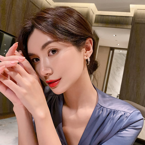 Ženske naušnice tipa prstenje s kamenčićima