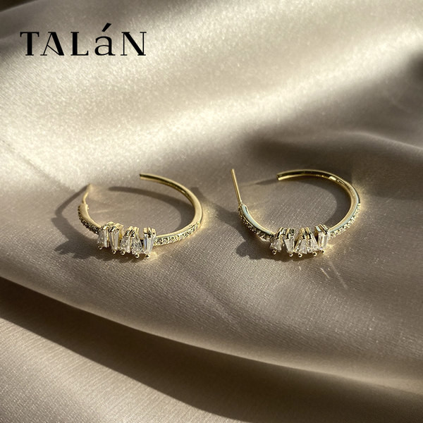 Ženske naušnice tipa prstenje s kamenčićima