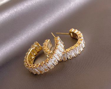 Γυναικεία σκουλαρίκια με διακοσμητικές πέτρες σε χρυσό χρώμα