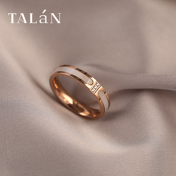 Γυναικείο μοντέρνο δαχτυλίδι με πέτρες