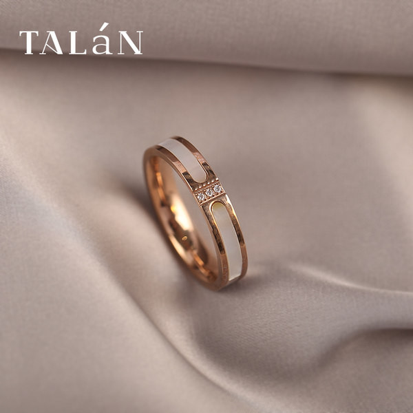 Γυναικείο μοντέρνο δαχτυλίδι με πέτρες