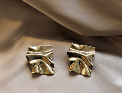 Κομψά γυναικεία σκουλαρίκια σε χρυσό χρώμα