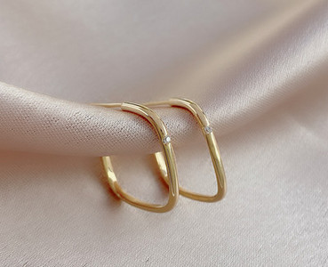 Κομψά γυναικεία σκουλαρίκια με διακοσμητική πέτρα