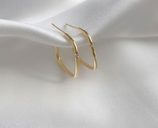 Κομψά γυναικεία σκουλαρίκια με διακοσμητική πέτρα