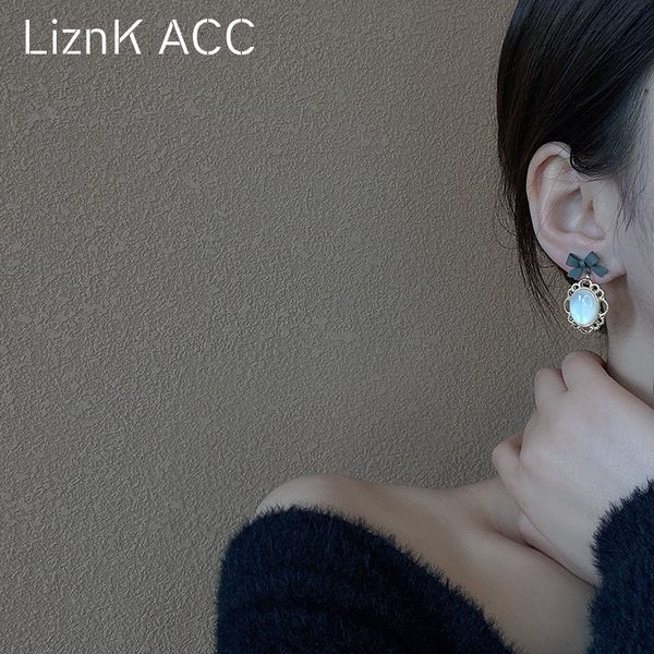 Viseće ženske naušnice s kamenčićem i vrpcom