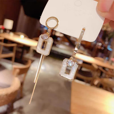 Aktuelne ženske naušnice u različitim modelima i bojama