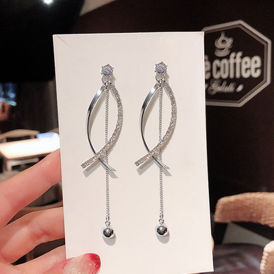 Aktuelne ženske naušnice u različitim modelima i bojama