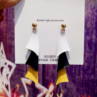 Aktuelne ženske naušnice u različitim modelima i bojama