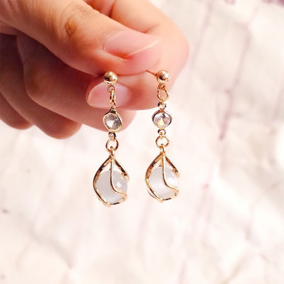 Aktuelne ženske naušnice u različitim modelima i bojama