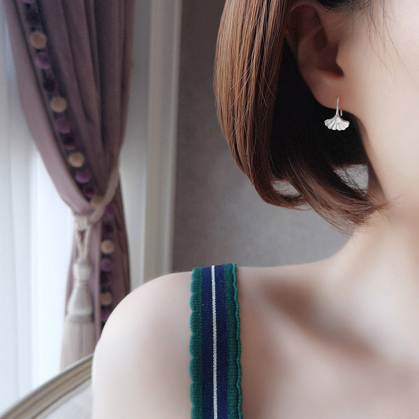 Μοντέρνα γυναικεία σκουλαρίκια σε ασημί χρώμα απλό μοντέλο