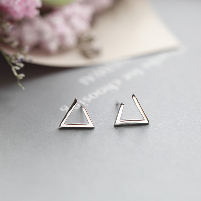 Μικρά γυναικεία σκουλαρίκια σε ασημί χρώμα