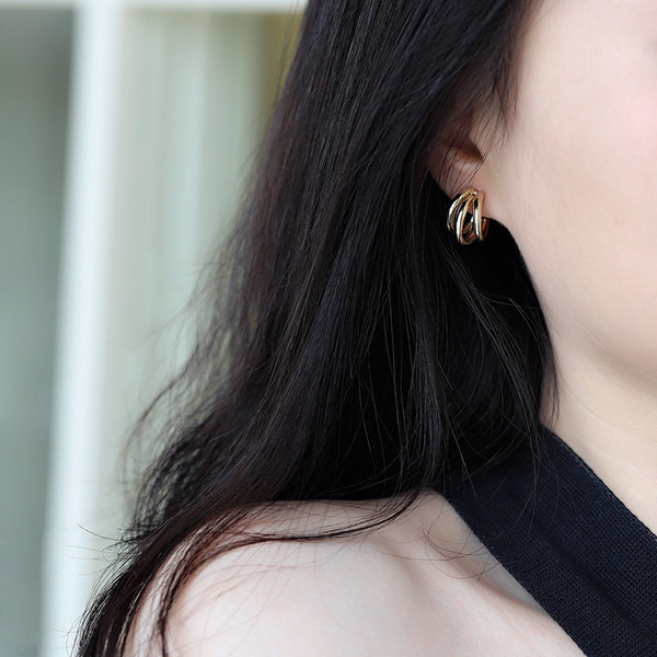Elegantne ženske okrugle naušnice jednobojni model