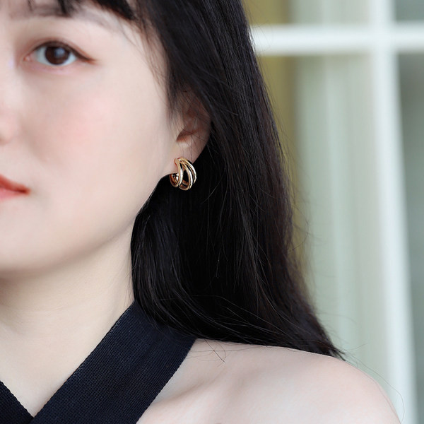 Elegantne ženske okrugle naušnice jednobojni model