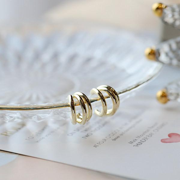 Elegantne ženske okrugle naušnice jednobojni model