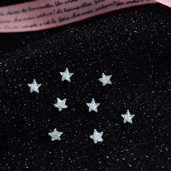 Малки дамски обеци във формата на звезда