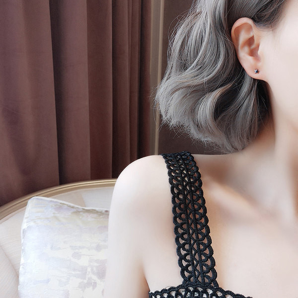 Малки дамски обеци във формата на звезда