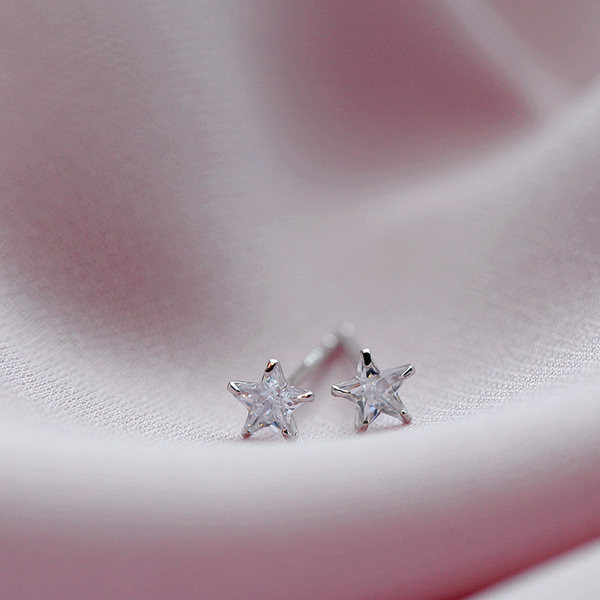 Малки дамски обеци във формата на звезда