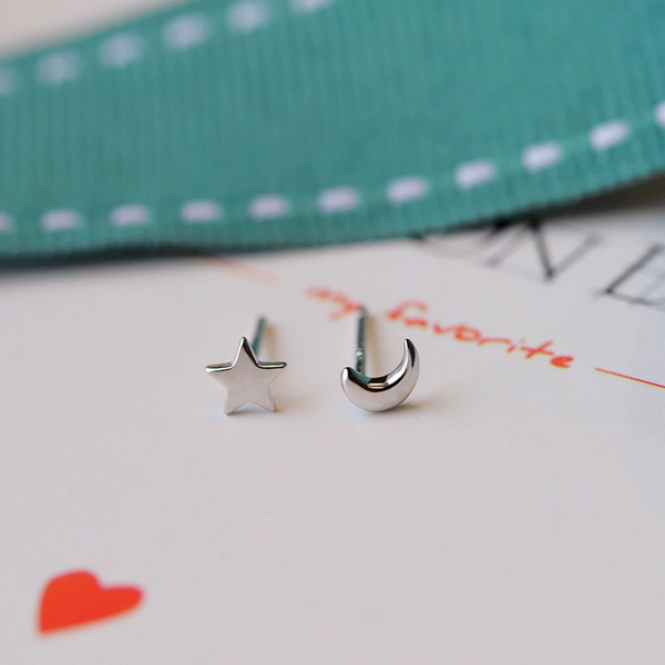 Μοντέρνα γυναικεία σκουλαρίκια με φεγγάρι και αστέρι