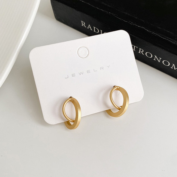 Ženske zlatne naušnice - nestandardnog oblika